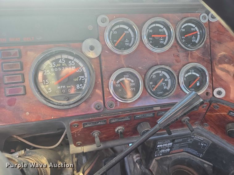 image for item ES2727 2001 Freightliner FLD132 semi truck