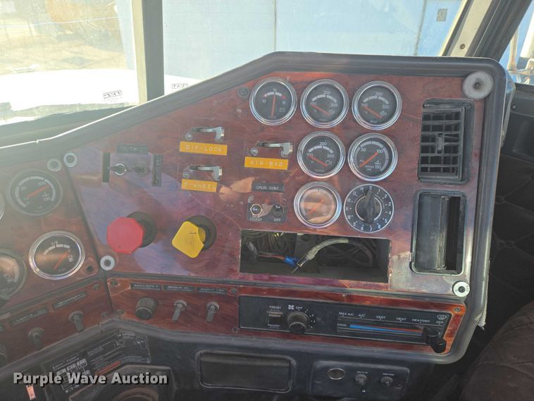 image for item ES2727 2001 Freightliner FLD132 semi truck