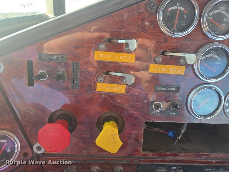 image for item ES2727 2001 Freightliner FLD132 semi truck