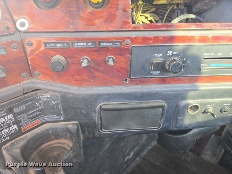 image for item ES2727 2001 Freightliner FLD132 semi truck