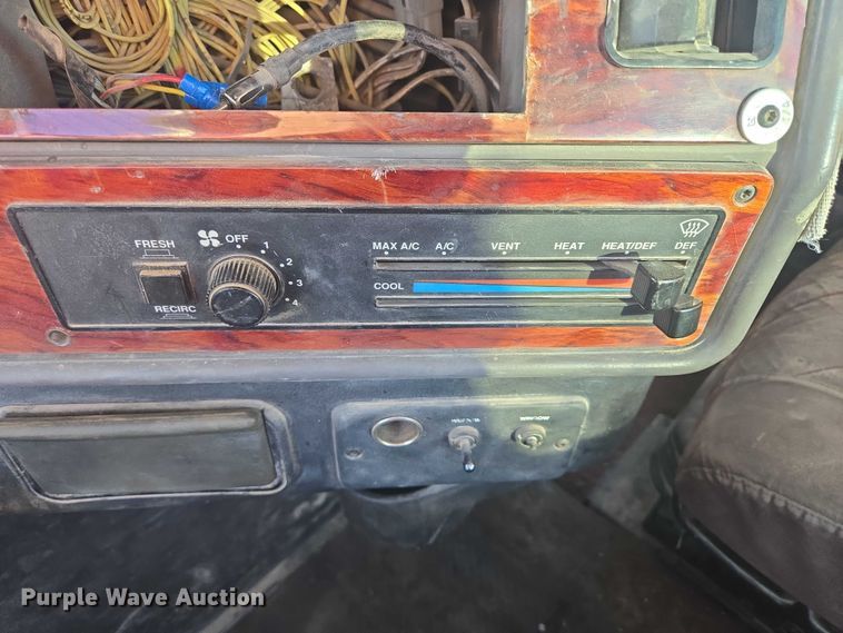 image for item ES2727 2001 Freightliner FLD132 semi truck