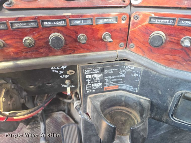 image for item ES2727 2001 Freightliner FLD132 semi truck