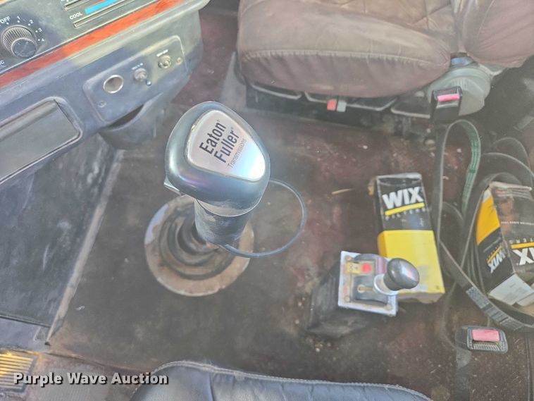 image for item ES2727 2001 Freightliner FLD132 semi truck