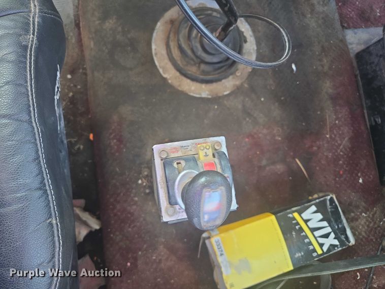 image for item ES2727 2001 Freightliner FLD132 semi truck