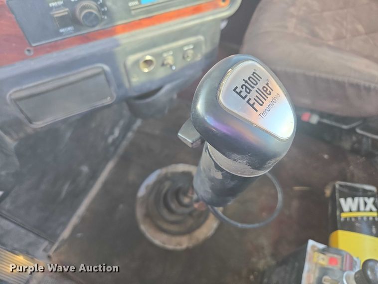 image for item ES2727 2001 Freightliner FLD132 semi truck