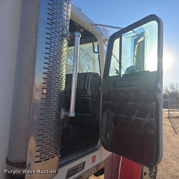 image for item ES2727 2001 Freightliner FLD132 semi truck