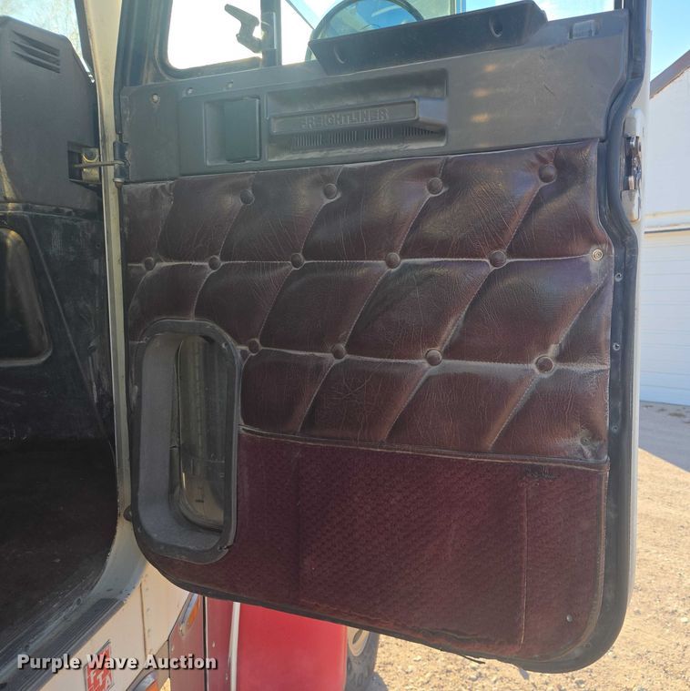 image for item ES2727 2001 Freightliner FLD132 semi truck