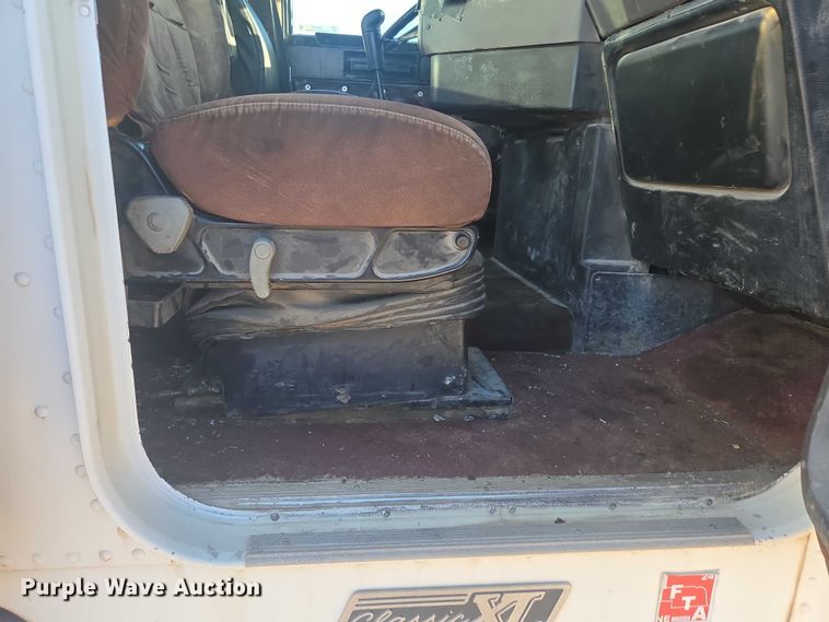 image for item ES2727 2001 Freightliner FLD132 semi truck