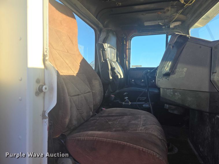 image for item ES2727 2001 Freightliner FLD132 semi truck