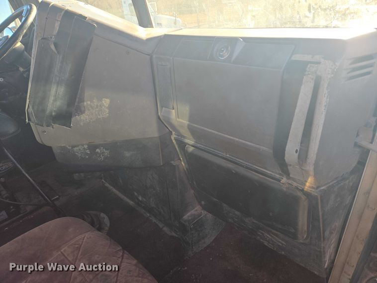 image for item ES2727 2001 Freightliner FLD132 semi truck