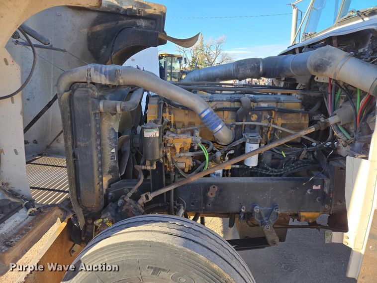 image for item ES2727 2001 Freightliner FLD132 semi truck