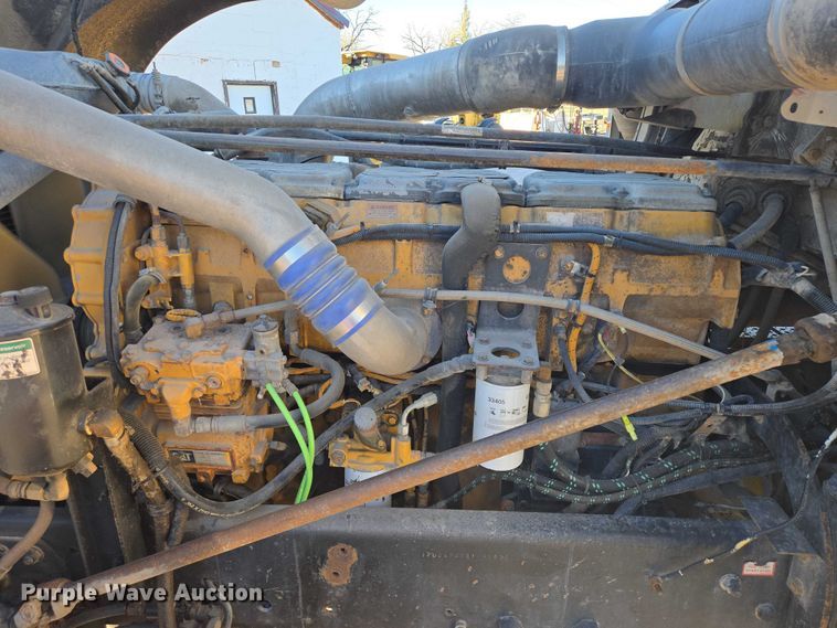 image for item ES2727 2001 Freightliner FLD132 semi truck