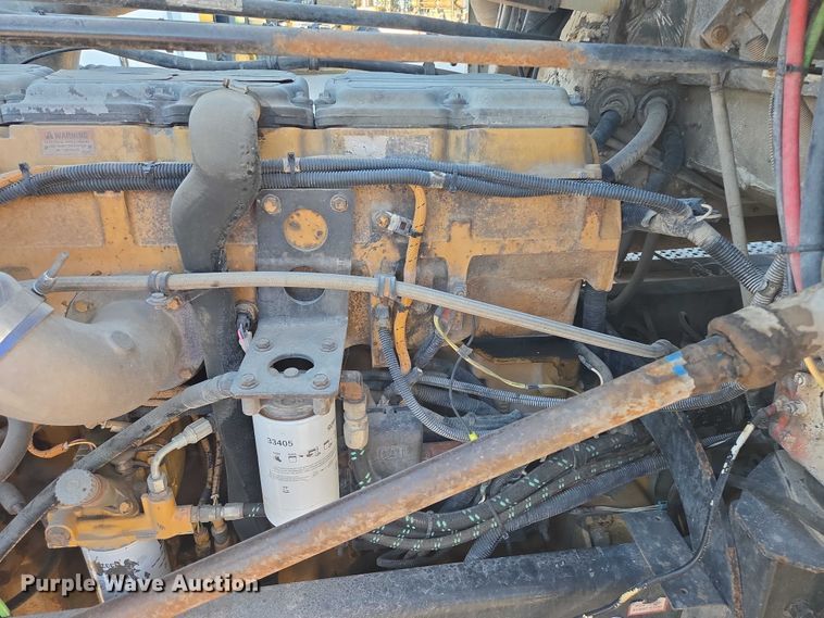 image for item ES2727 2001 Freightliner FLD132 semi truck