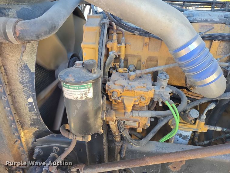 image for item ES2727 2001 Freightliner FLD132 semi truck