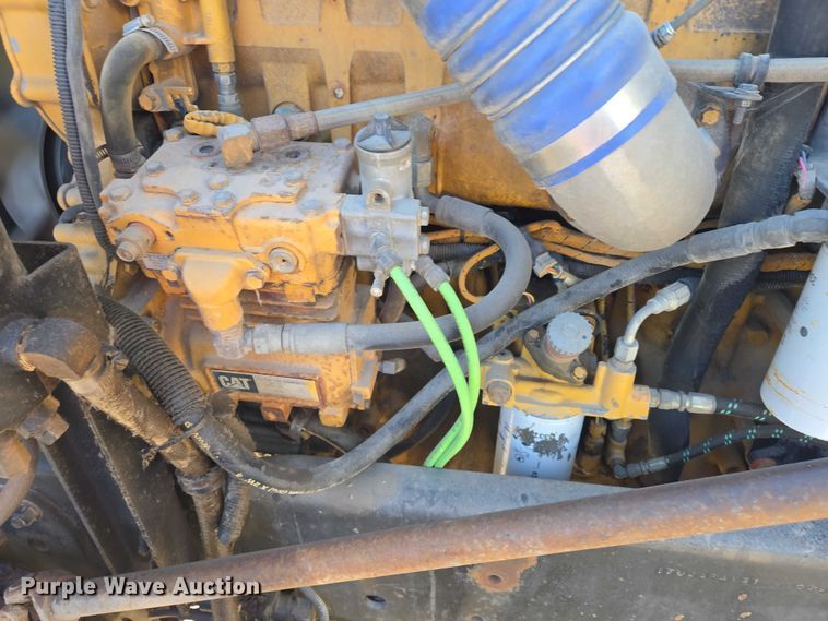 image for item ES2727 2001 Freightliner FLD132 semi truck