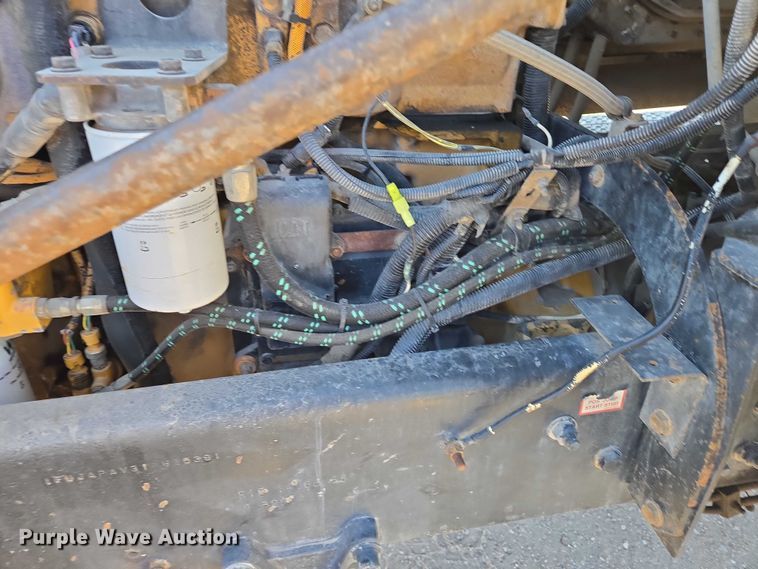 image for item ES2727 2001 Freightliner FLD132 semi truck