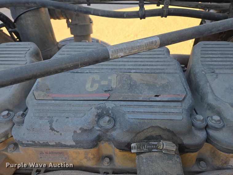 image for item ES2727 2001 Freightliner FLD132 semi truck