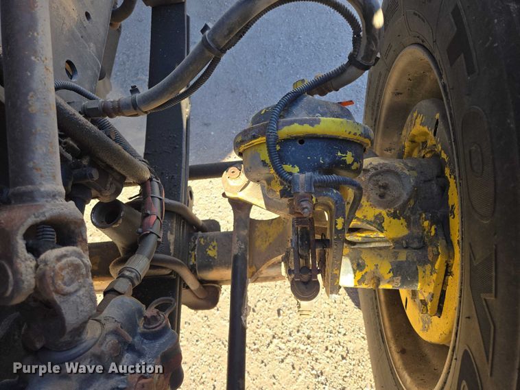 image for item ES2727 2001 Freightliner FLD132 semi truck