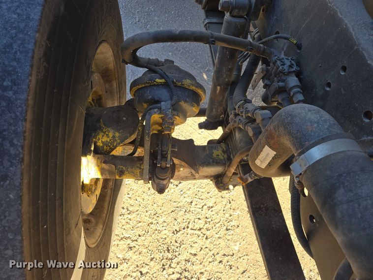 image for item ES2727 2001 Freightliner FLD132 semi truck