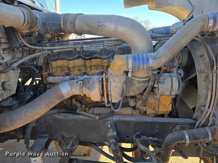 image for item ES2727 2001 Freightliner FLD132 semi truck