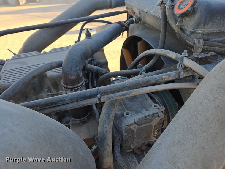 image for item ES2727 2001 Freightliner FLD132 semi truck