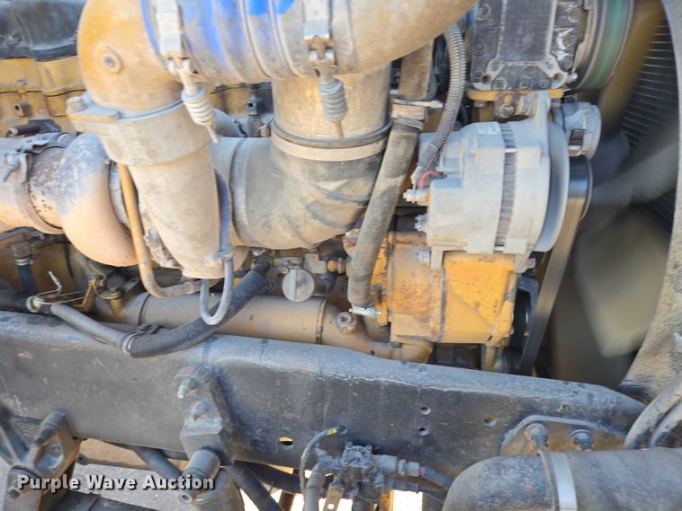 image for item ES2727 2001 Freightliner FLD132 semi truck