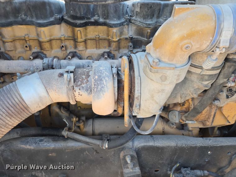 image for item ES2727 2001 Freightliner FLD132 semi truck