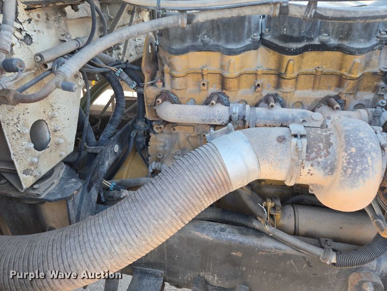 image for item ES2727 2001 Freightliner FLD132 semi truck