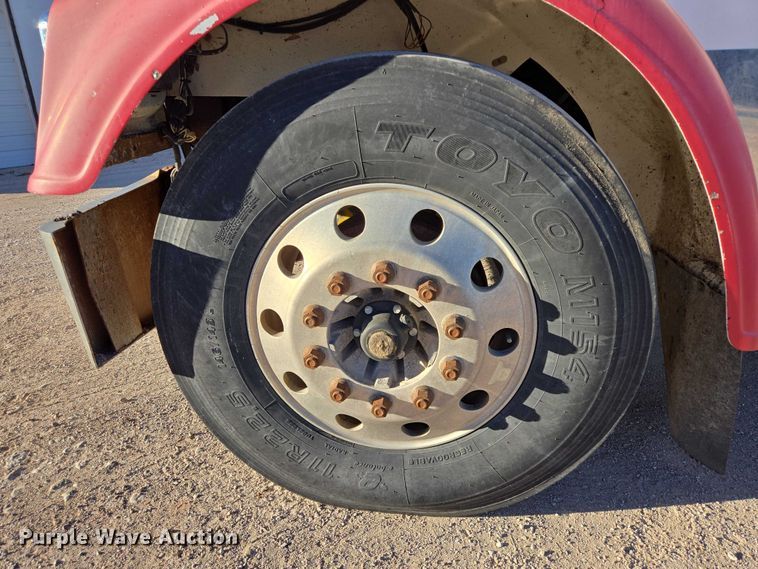 image for item ES2727 2001 Freightliner FLD132 semi truck