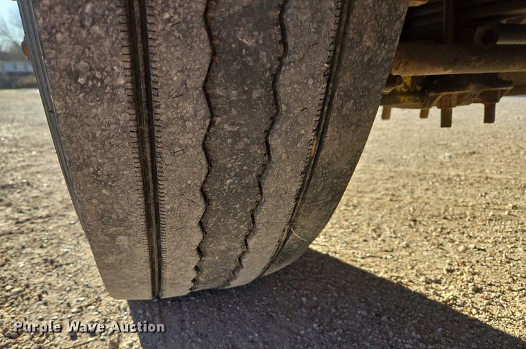 image for item ES2727 2001 Freightliner FLD132 semi truck