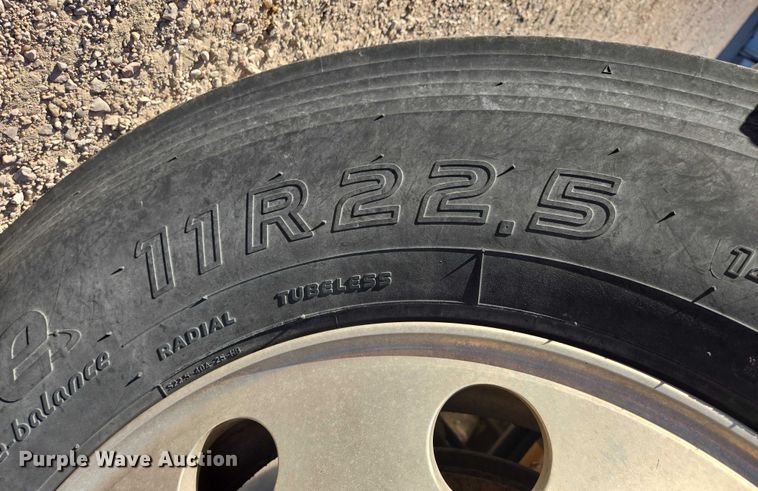 image for item ES2727 2001 Freightliner FLD132 semi truck