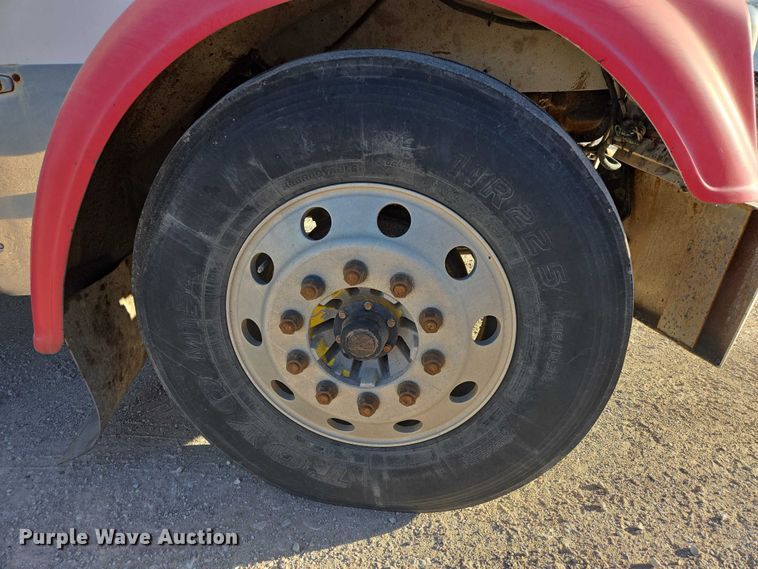 image for item ES2727 2001 Freightliner FLD132 semi truck