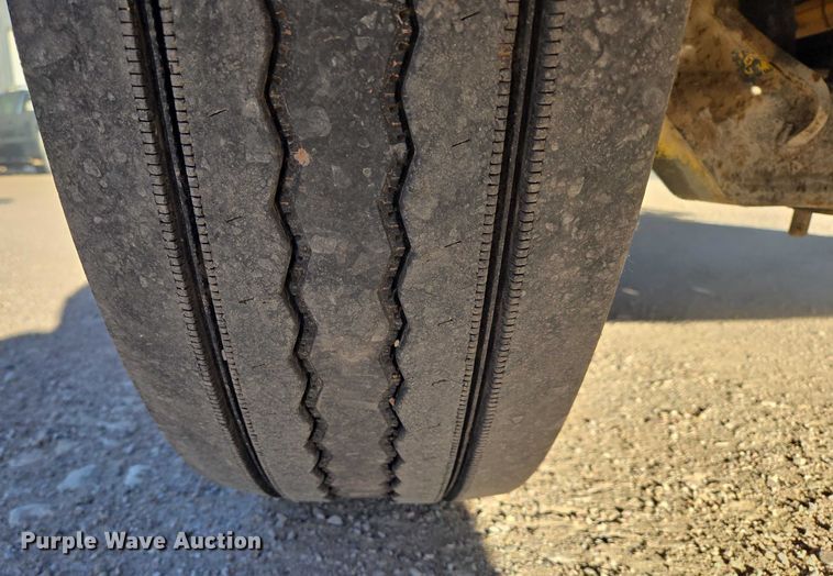 image for item ES2727 2001 Freightliner FLD132 semi truck