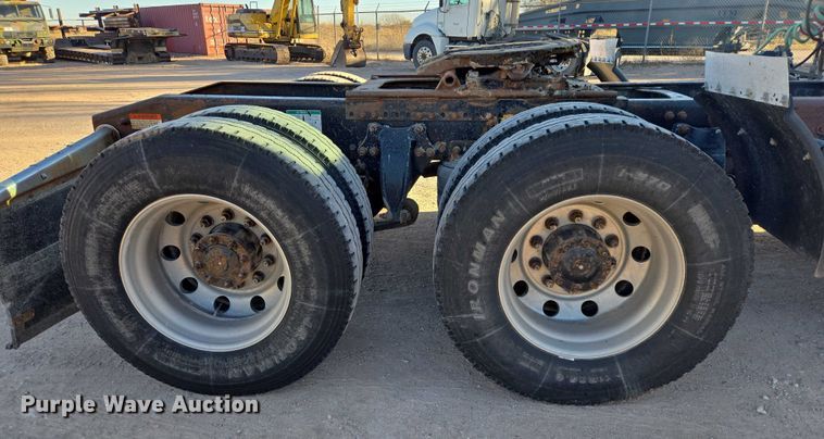 image for item ES2727 2001 Freightliner FLD132 semi truck