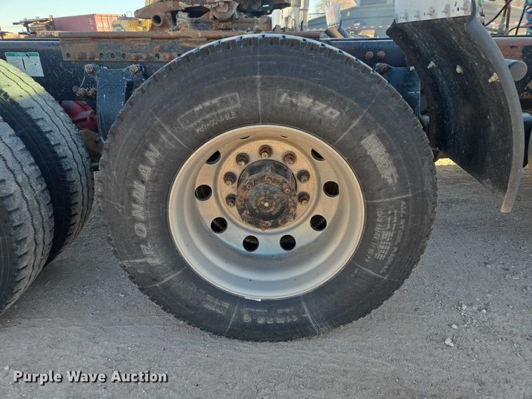 image for item ES2727 2001 Freightliner FLD132 semi truck