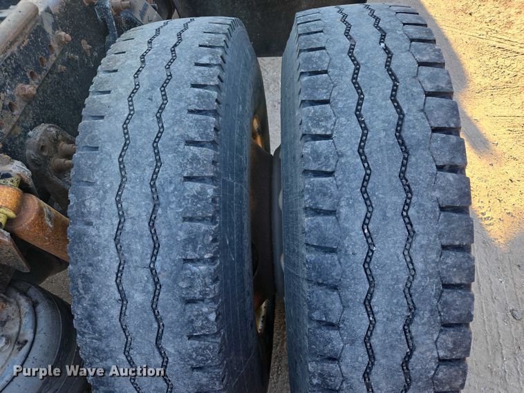 image for item ES2727 2001 Freightliner FLD132 semi truck