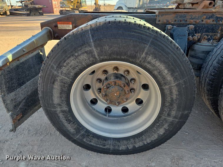 image for item ES2727 2001 Freightliner FLD132 semi truck