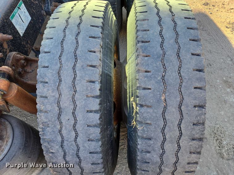 image for item ES2727 2001 Freightliner FLD132 semi truck