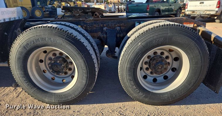 image for item ES2727 2001 Freightliner FLD132 semi truck