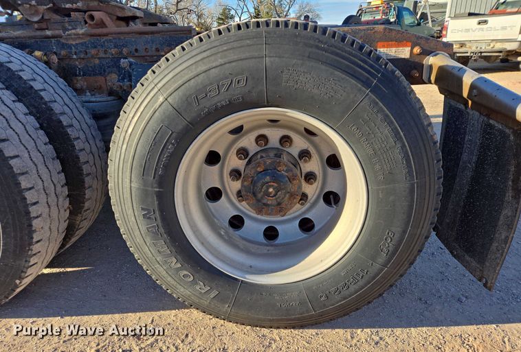 image for item ES2727 2001 Freightliner FLD132 semi truck