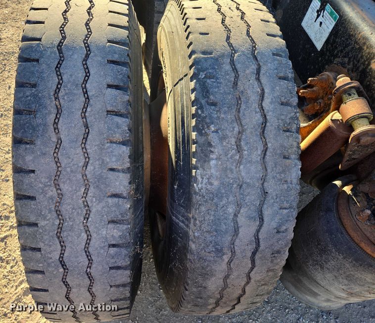 image for item ES2727 2001 Freightliner FLD132 semi truck