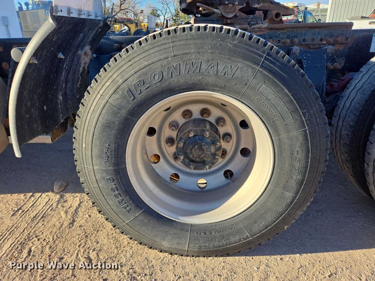 image for item ES2727 2001 Freightliner FLD132 semi truck