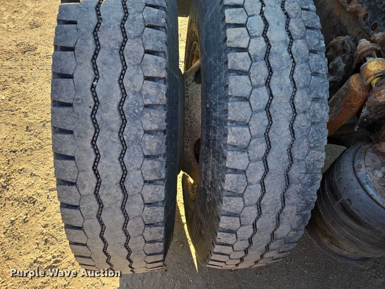 image for item ES2727 2001 Freightliner FLD132 semi truck