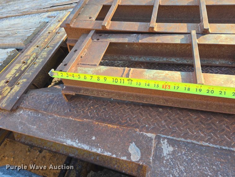 image for item ES2729 1967 Hyster C25T equipment trailer