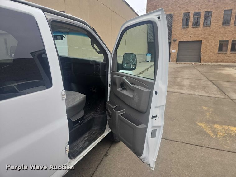 image for item ES2731 2017 Chevrolet Express 2500 van