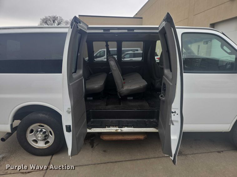 image for item ES2731 2017 Chevrolet Express 2500 van