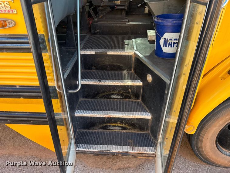 image for item ES5617 2001 Freightliner FS65 school bus