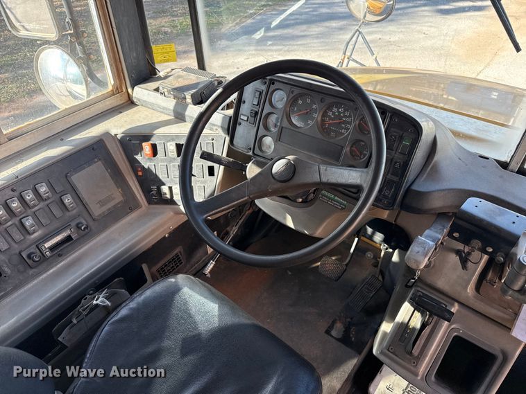 image for item ES5617 2001 Freightliner FS65 school bus