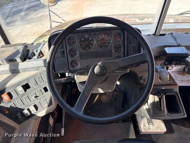 image for item ES5617 2001 Freightliner FS65 school bus