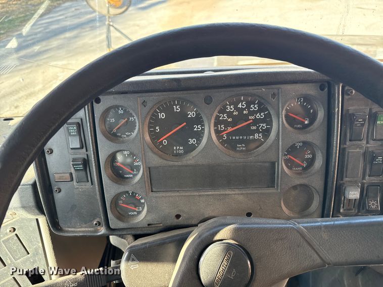 image for item ES5617 2001 Freightliner FS65 school bus